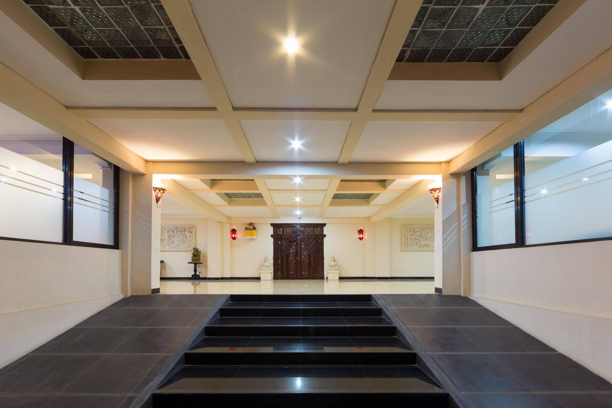 Reddoorz Plus Near Mall Bali Galeria 2 Dempassar Exterior foto